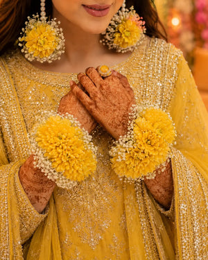Mayoon Bridal Flower Jewellery Set Floral Gajra and Maang Tikka - Gift Studio Pakistan photo 2