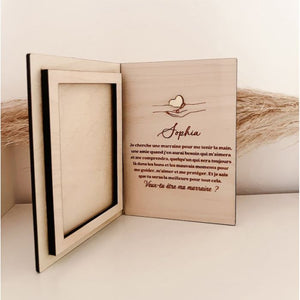 Open wooden frame with an empty photo slot on the left panel and engraved custom text on the right panel, featuring a heart design, ideal for personalized gifts for parents, grandparents, or special occasions