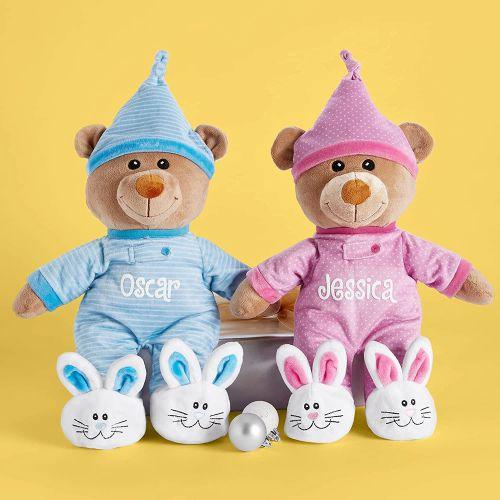Personalized baby teddy bears in blue and pink pajamas with names Oscar and Jessica, perfect for newborn gifts